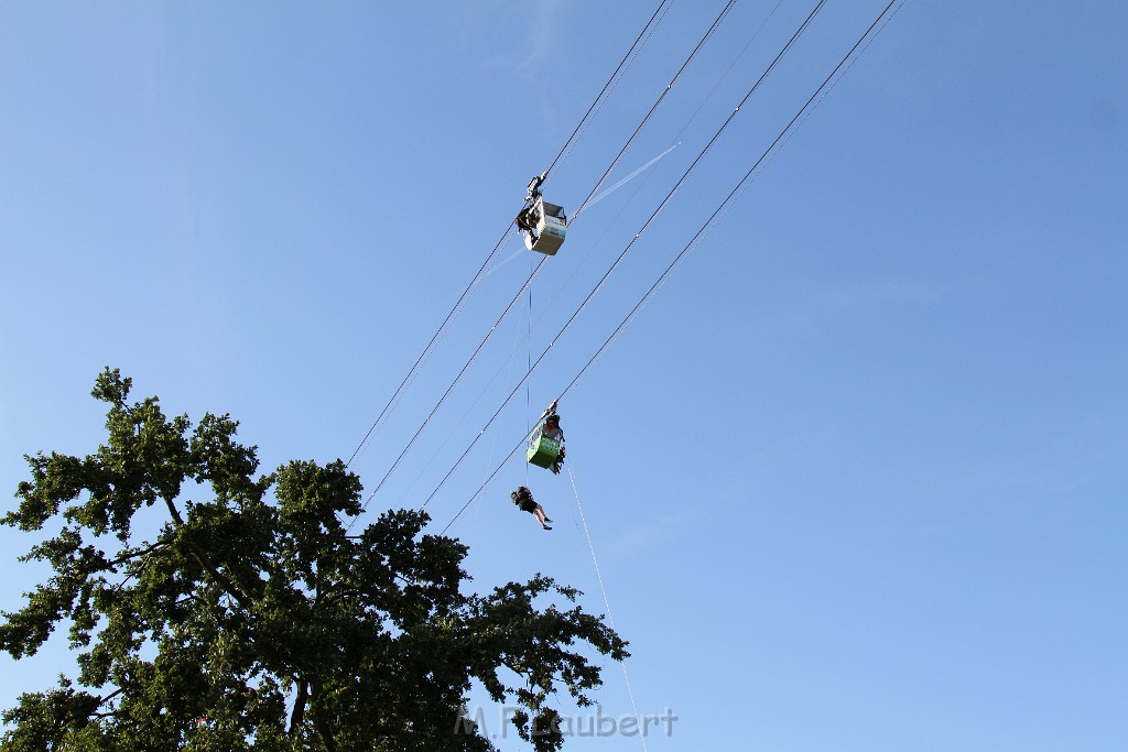 Koelner Seilbahn Gondel blieb haengen Koeln Linksrheinisch P570.JPG